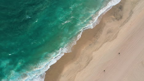 Playa-Junto-Al-Mar-Azul-Con-Olas-Rompientes-En-Verano