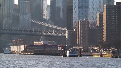 Teleaufnahme-Der-Lower-East-Side-Von-Manhattan-Mit-Brücke-Und-Boot-Im-Blick