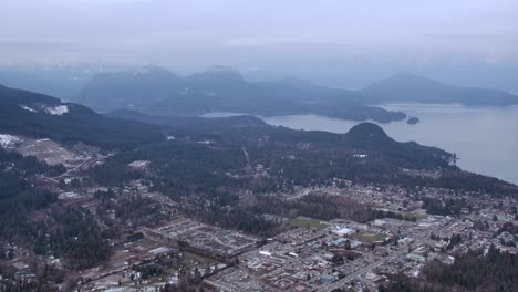 Antena-Del-Norte-De-Vancouver-En-Un-Día-Brumoso:-Paisaje-Y-Mar-Desde-El-Avión