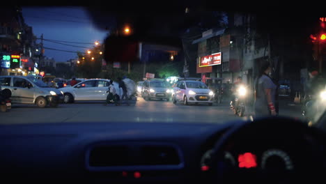 Verkehr-Am-Frühen-Abend-An-Der-Straßenkreuzung-In-Delhi,-Indien-–-POV-Aufnahme,-Zeitlupe