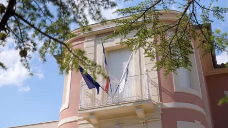 Rosa-Balkon-Mit-Flaggen-Draußen