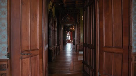 Pasillo-Que-Conduce-A-La-Pequeña-Biblioteca-Del-Castillo-De-Trakošćan,-Croacia,-Con-Puertas-De-Madera-E-Interiores-Ornamentados