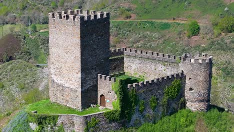 Vista-Aérea-Del-Castillo-De-Doiras,-Fortificación-Medieval-Y-Monumento-En-Cervantes,-España.