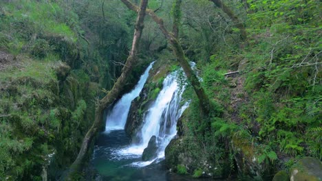 Kaskaden-Auf-Schmalen-Flussfelsenbergen-Im-Santa-Leocadia-Wasserfall-In-Der-Nähe-Von-Mazaricos-In-Galicien,-Spanien