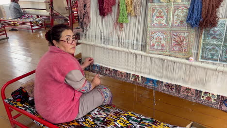 Unidentified-women-in-carpet-factory