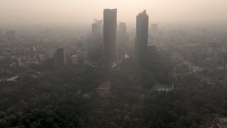 Vista-Aérea-De-Rascacielos-En-El-Paseo-De-La-Reforma-Durante-Una-Contingencia-Ambiental-En-La-Ciudad-De-México