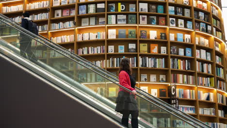 Porträt-Einer-Frau-In-Der-Nähe-Der-Starfield-Bibliothek-Im-Coex-Einkaufszentrum-In-Seoul,-Südkorea