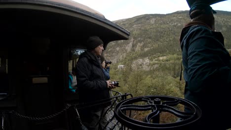 Skagway,-Alaska,-USA---24.-September-2019:-Fotografen-Machen-Fotos-Im-Alten-Historischen-Eisenbahnzug-Auf-Dem-Weg-Zum-White-Pass