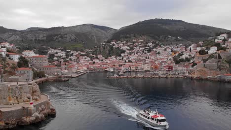 Passagierschiff,-Das-Vom-Hafen-Auf-Der-Griechischen-Insel-Hydra-Ablegt