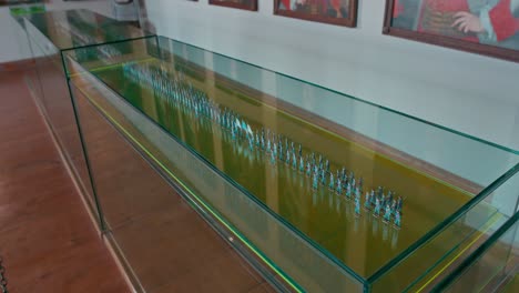 Glasvitrine-Mit-Einer-Miniaturausstellung-Einer-Militärformation-Im-Schloss-Trakošćan,-Kroatien