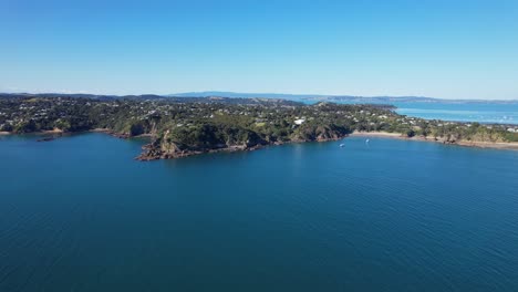 Little-Oneroa-Beach-Junto-A-La-Reserva-Newton-En-Oneroa-Bay,-Isla-Waiheke,-Nueva-Zelanda