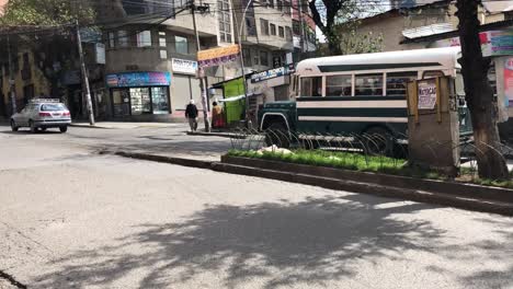 Microbús-Pasando-Por-La-Calle-De-La-Ciudad-De-La-Paz,-Bolivia.