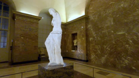 Panning-shot-of-the-Venus-de-Milo-at-the-Louvre-museum-of-art-in-Paris,-France