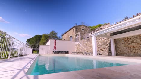 Toma-De-ángulo-Bajo-De-Una-Piscina-Privada-Debajo-De-Una-Villa-En-El-Campo-De-Francia.