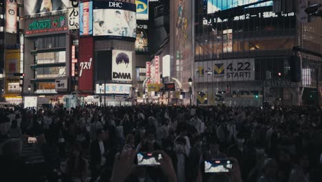 People-At-The-Shibuya-Scramble-Crossing-At-Night-In-Tokyo,-Japan