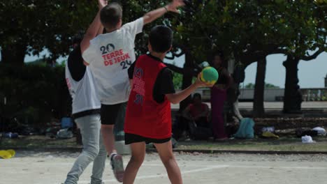 Primer-Plano-De-Un-Grupo-De-Niños-Pequeños-Jugando-Balonmano-En-Un-Parque