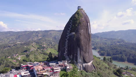 Vista-Aérea-De-El-Peñol,-Roca-Independiente-Sobre-El-Lago-Guatape,-Paisaje-De-Colombia