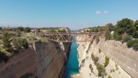Brücke-In-Der-Nähe-Eingestürzten-Teil-Der-Kalksteinmauer-Am-Kanal-Von-Korinth-In-Griechenland