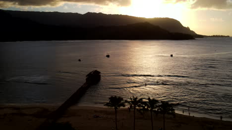 Verkleinern-Sie-Die-Luftaufnahme-Vom-Hanalei-Pier-Bei-Sonnenuntergang-Mit-Booten