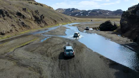 Eine-Drohne-Verfolgt-Eine-Gruppe-Von-4x4-Trucks,-Die-Auf-Holprigen-Wegen-Im-Isländischen-Hochland-Fahren