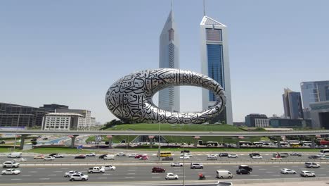 Dubai-Verkehr-Auf-Der-Sheikh-Zayed-Road,-Eingerahmt-Vom-Museum-Der-Zukunft-Und-Den-Emirates-Towers-Im-Hintergrund,-Vereinigte-Arabische-Emirate