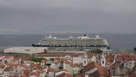 Cruceros-De-Lujo-Estacionados-En-El-Puerto-De-Cruceros-De-Lisboa,-Portugal,-Durante-La-Tarde.