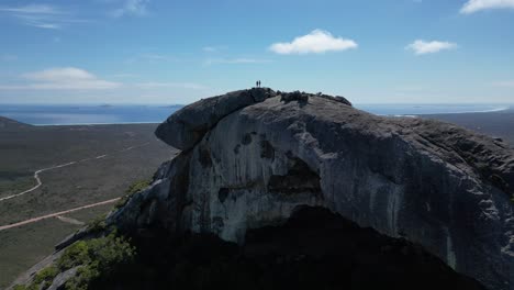 4k60-Luftaufnahme-Des-Frenchman-Peak-In-Australien,-Wanderer-Und-Das-Meer-Und-Den-Horizont