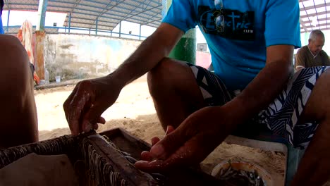 Primer-Plano-Mano-Masculina-Pone-Cebo-En-Ganchos-De-Crochet-Pescando-Los-Roques-Venezuela