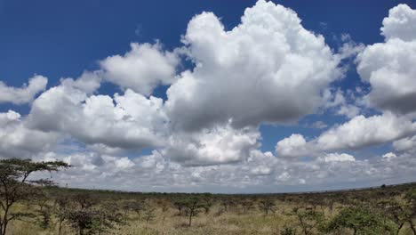 Panorama-Einer-Großen-Weißen-Wolke-über-Einem-Klaren-Blauen-Himmel-In-Zeitlupe