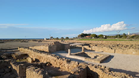 Ruinas-Antiguas-En-El-Sitio-Arqueológico-De-Nea-Paphos,-Que-Muestran-Columnas-De-Piedra-Y-Cimientos-De-Edificios-Antiguos.