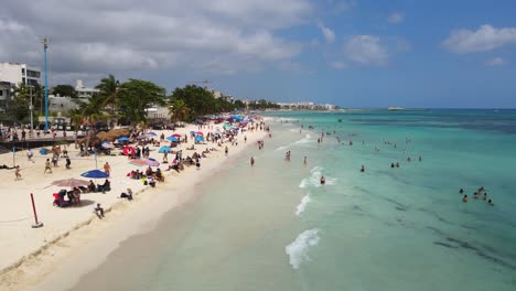 Die-Küste-In-Playa-Del-Carmen-Mit-Touristen-An-Einem-Sonnigen-Tag