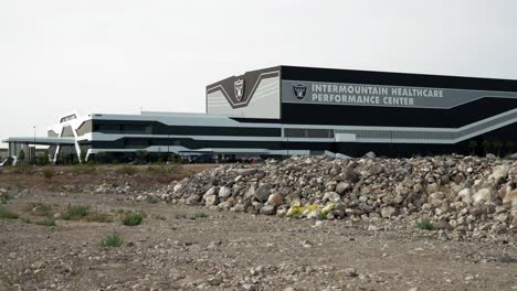 Seitenansicht-Der-Neuen-Trainingsanlage-Der-Las-Vegas-Raiders