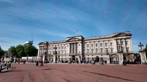 Buckingham-Palace-with-tourists-on-a-sunny-day,-wide-angle-shot