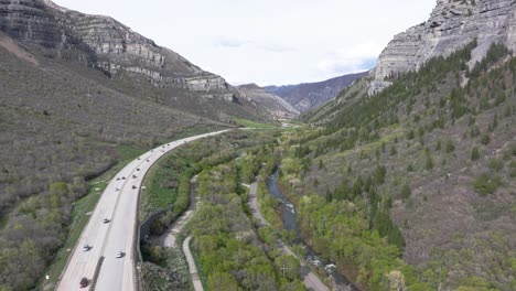 Vía-Aérea-De-La-Autopista-A-Través-Del-Cañón-American-Fork-Cerca-De-Bridal-Veil-Falls,-Utah-Durante-La-Primavera