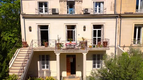 Langsam-Ansteigende-Aufnahme,-Die-Ein-Dreistöckiges-Herrenhaus-Mit-Balkon-In-Der-Innenstadt-Von-Montpellier-Zeigt