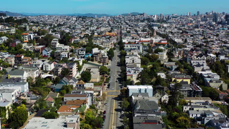 Aerial-overview-of-a-quiet-street-in-the-neighborhoods-of-San-Francisco,-USA