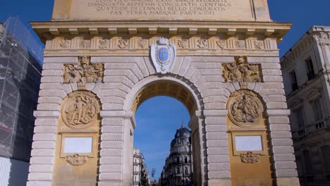 Sonniger-Blick-Auf-Den-Triumphbogen-Von-Montpellier-Mit-Einem-Gebäude,-Das-Links-Davon-Renoviert-Wird