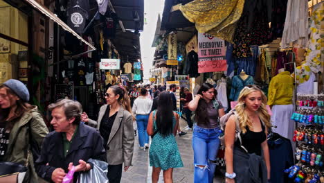 Plaza-Monastiraki-En-Atenas,-Grecia-Caminando-Bazar-De-Tiendas-De-Ropa-Y-Souvenirs