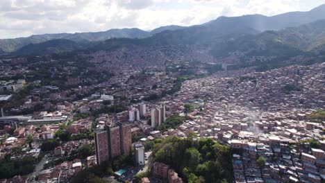 Atemberaubende-Luftaufnahme-Von-Medellin-Mit-Comuna-13-Im-Tal-Eingebettet