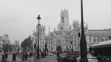 Amplia-Fachada-Del-Famoso-Edificio-Del-Palacio-De-Cibeles-En-El-Centro-De-La-Ciudad-De-Madrid,-España.