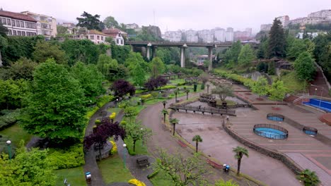 Trabzon,-Turquía:-Explorando-El-Vibrante-Centro-De-La-Ciudad,-Admirando-Sus-Hermosos-Parques-Y-Su-Impresionante-Arquitectura-Local.