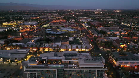 Vista-Aérea-Panorámica-De-La-Zona-Comercial-Local-Sobre-El-Casco-Antiguo-De-La-Ciudad-Del-Desierto-De-Scottsdale-En-Arizona,-EE.UU.