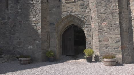 Toma-Inclinada-Lenta-Que-Revela-La-Entrada-Al-Famoso-Castillo-De-Eilean-Donan.