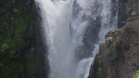 Mächtiger-Tegenungan-Wasserfall-Auf-Bali,-Indonesien