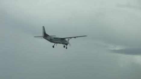 Kleines-Flugzeug-Fliegt-Durch-Den-Regen-Am-Himmel