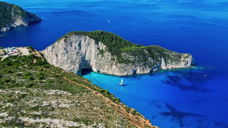 Klippe-Am-Berühmten-Shipwreck-Beach-Navagio-An-Der-Küste-Von-Zakynthos-In-Griechenland