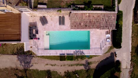 Toma-Aérea-De-Arriba-Hacia-Abajo-De-Una-Piscina-Privada-En-Una-Villa-De-Lujo-En-El-Sur-De-Francia.