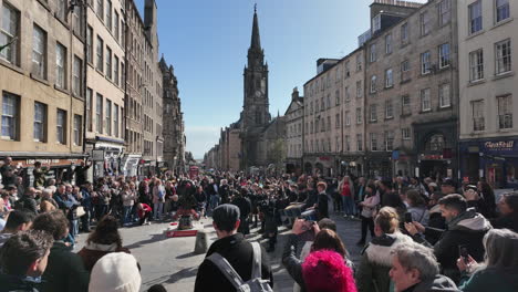 Straßenkünstler-Mit-Trommeln-Und-Dudelsackspieler-Geben-Eine-Show-Auf-Der-Royal-Mile-In-Edinburgh