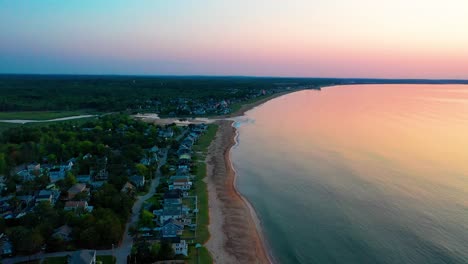 Vista-Aérea-Por-Drones-Del-Hermoso-Amanecer-En-La-Playa-En-Saco-Maine-Con-Casas-De-Vacaciones-Y-Colores-Reflejados-En-Las-Olas-Del-Océano-A-Lo-Largo-De-La-Costa-Atlántica-De-Nueva-Inglaterra