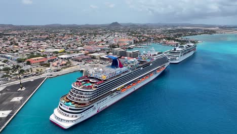 Crucero-Por-El-Caribe-En-Oranjestad-En-El-Caribe,-Países-Bajos,-Aruba